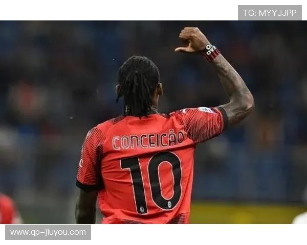 “意甲新秀连续破门，闪耀赛场赢得关注”，意甲新球衣